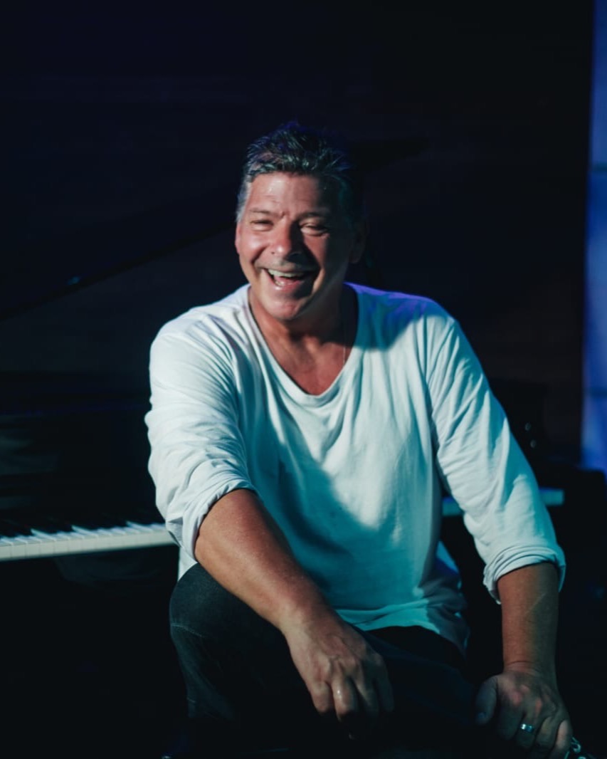 César Reis, criador do Ushuaia Carne de Onça, ao piano no Ushuaia Piano Bar
